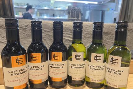 串吧酒食居【2026年】當月壽星出示証件，即可獲贈小紅酒或小白酒一瓶